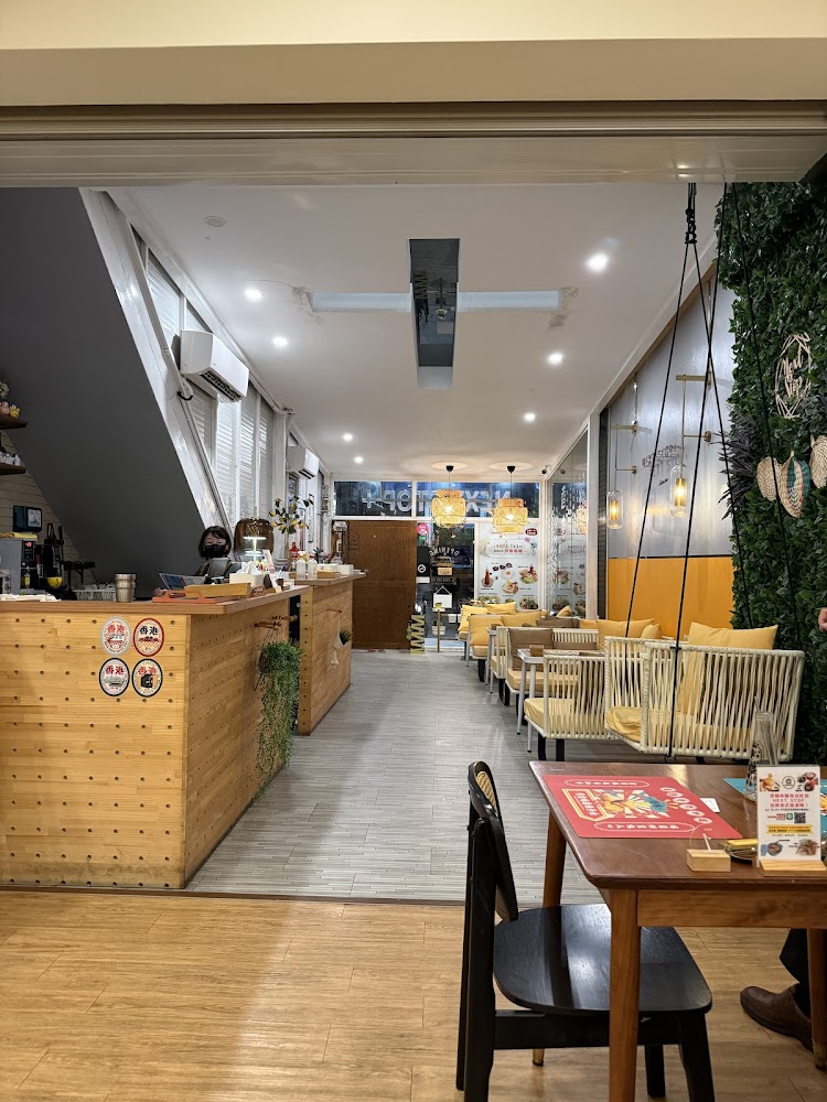 Next Stop+ 香港手作料理竹北店沙發區與綠意牆