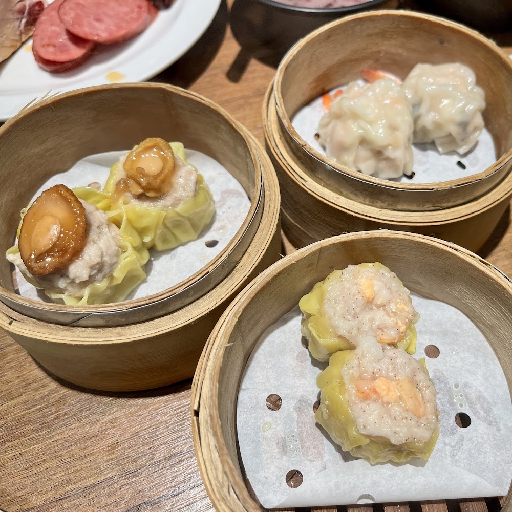 三籠港式蒸籠點心，有燒賣與蒸餃等