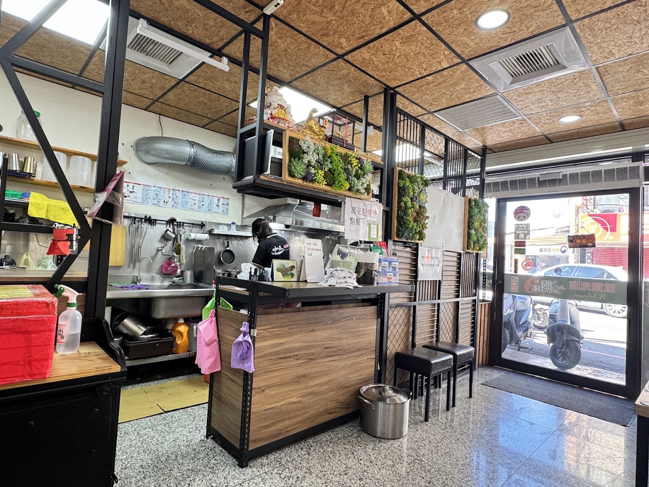 咖禾咖哩竹北博愛店室內與開放式廚房