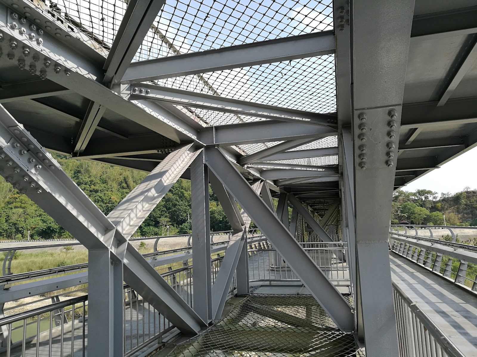 旗山溪步道橋下層鋼樑桁架結構，工業風格，溪床遠山