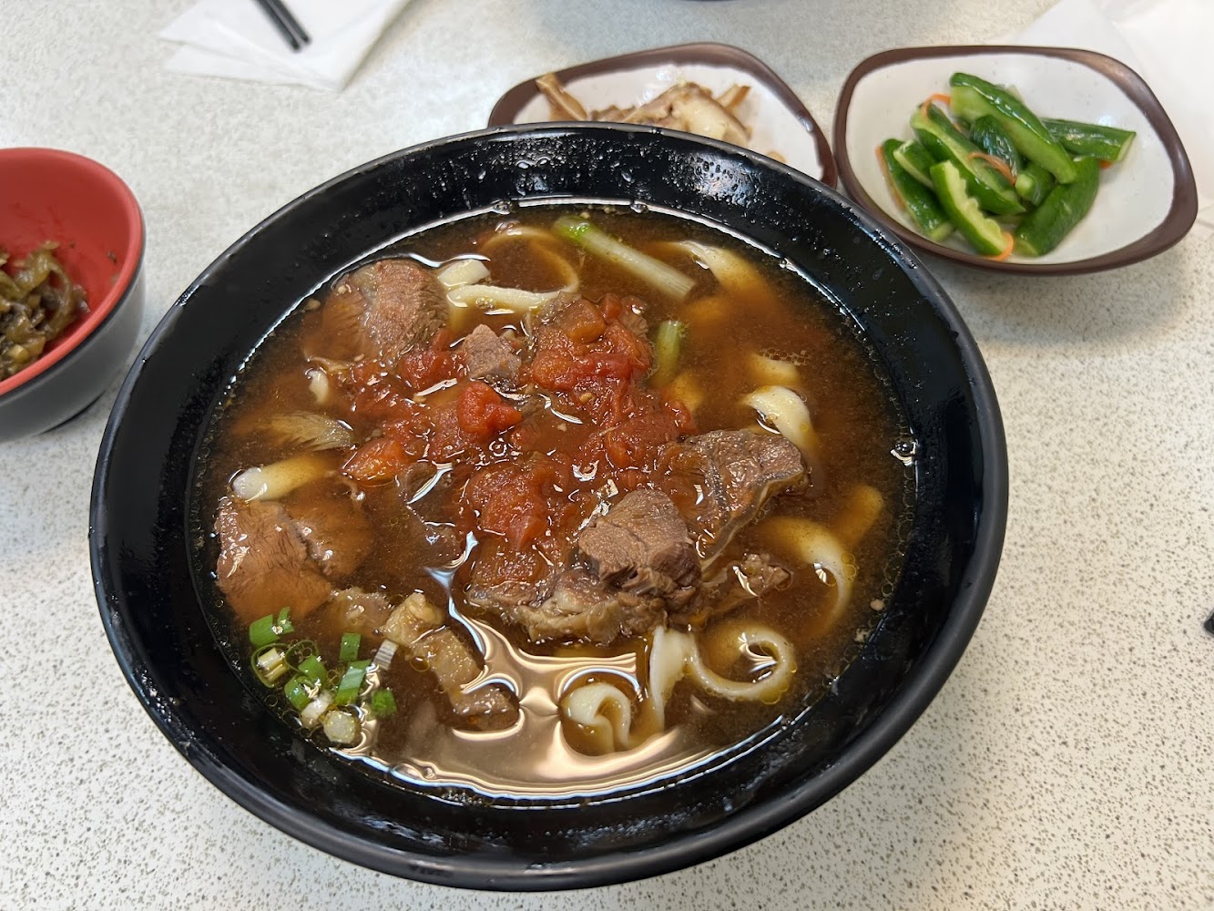 山西刀削番茄牛肉麵餐點與小菜
