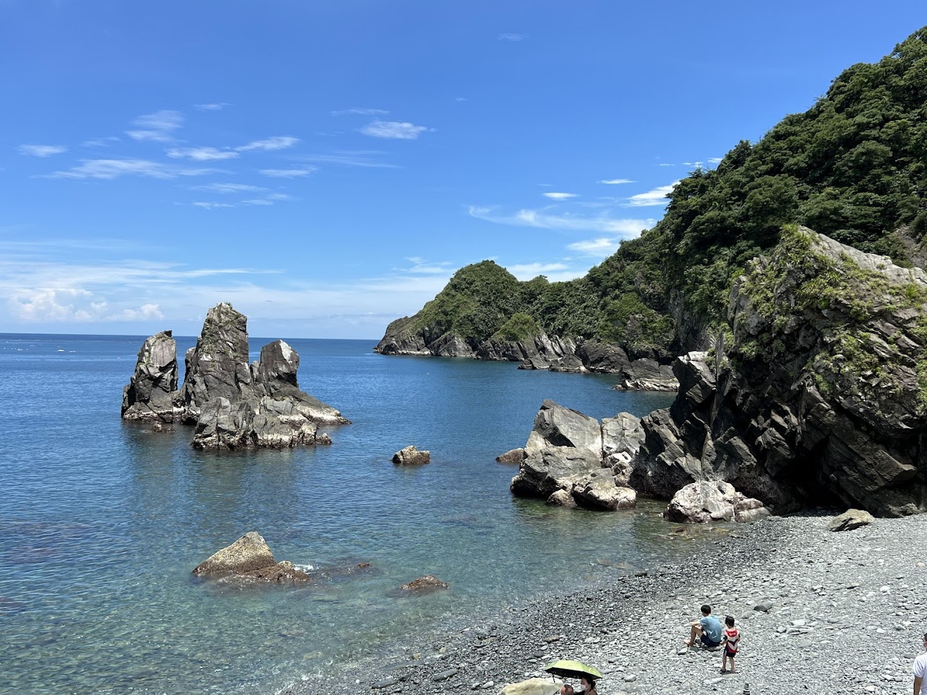 愛情鎖海灘蔚藍海水與岩石海岸