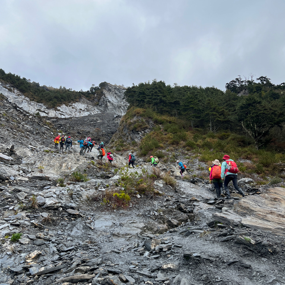 關山嶺山登山隊伍在陡坡攀登