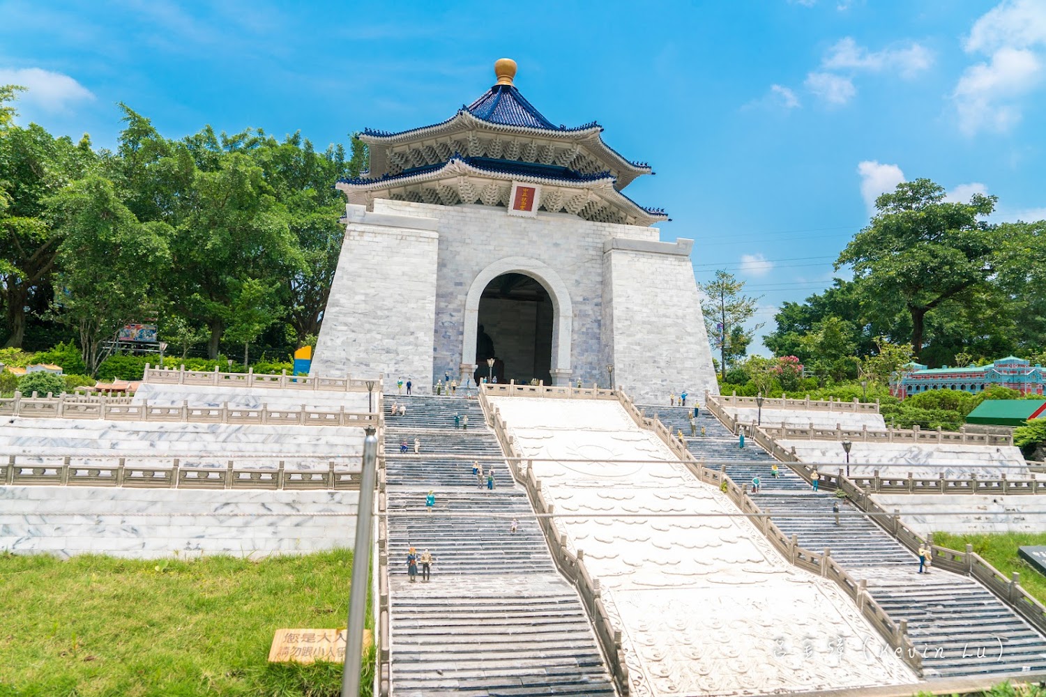 白色紀念堂微縮模型與園區綠意