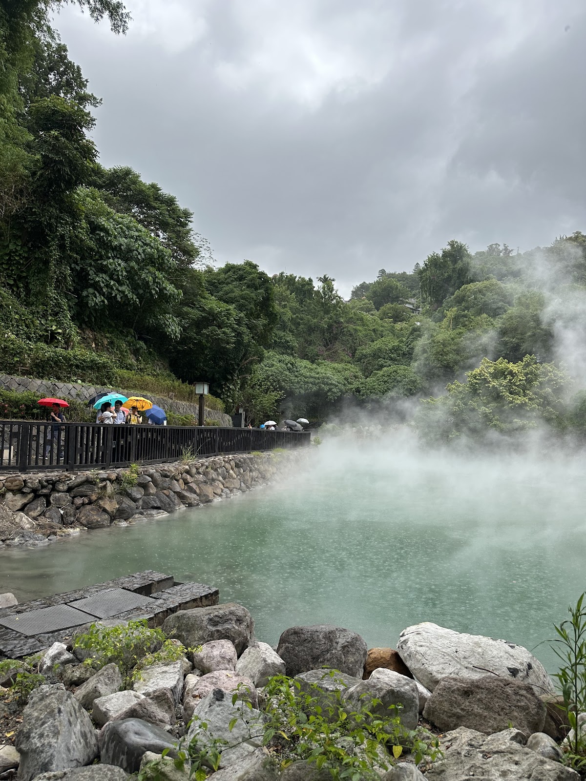 地熱谷碧藍溫泉水面近拍