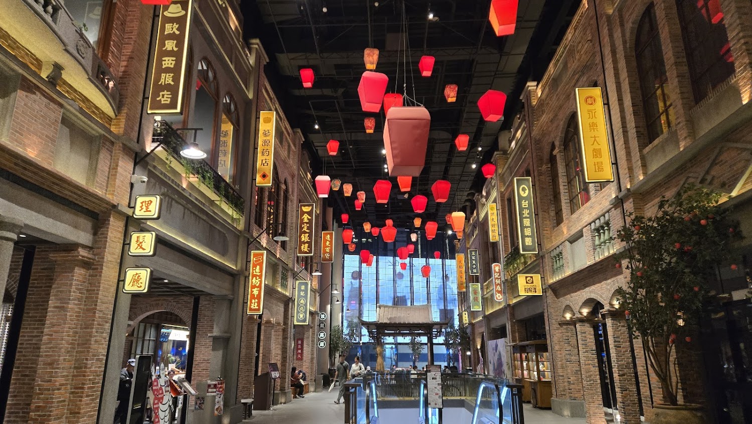 遠東百貨信義A13內部復古老街風格空間，天花板掛滿紅燈籠。