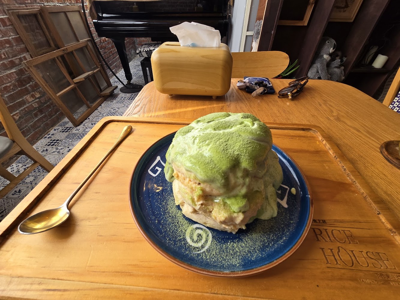 水也上居抹茶醬鬆餅放在木托盤上