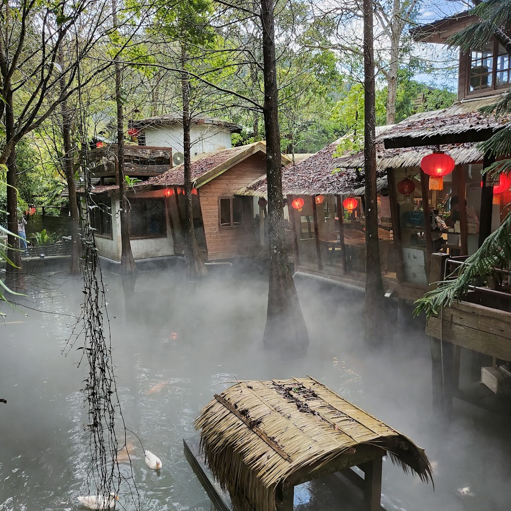 水上餐廳與木造建築、紅燈籠及霧氣景觀
