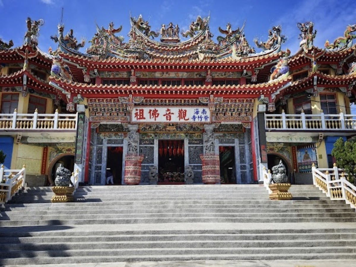 南海紫竹寺正門觀音祖佛牌匾，寬闊石階