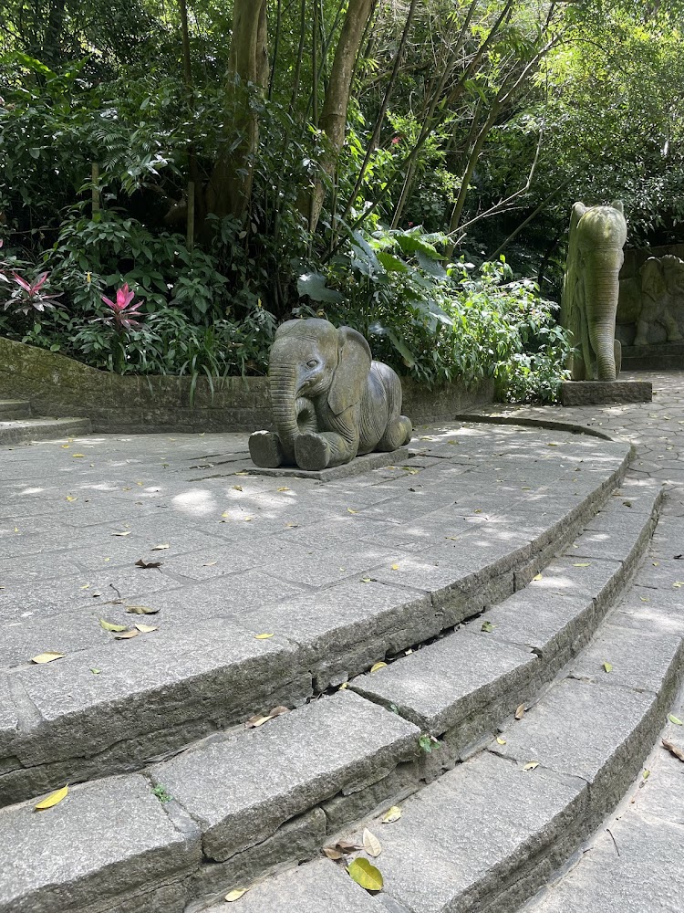 象山步道上的小象與大象石雕