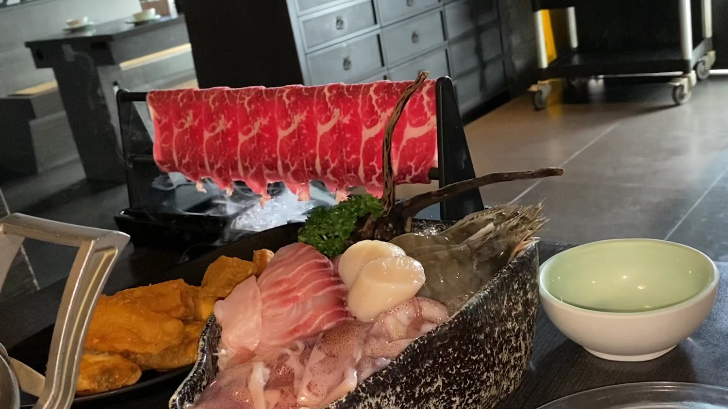 牛肉海鮮與炸物拼盤