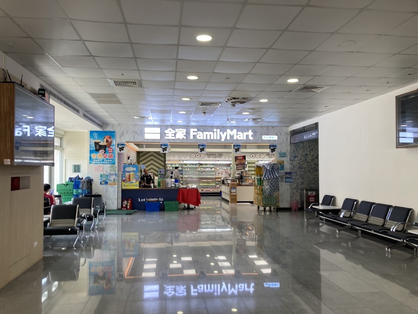 機場內全家便利商店