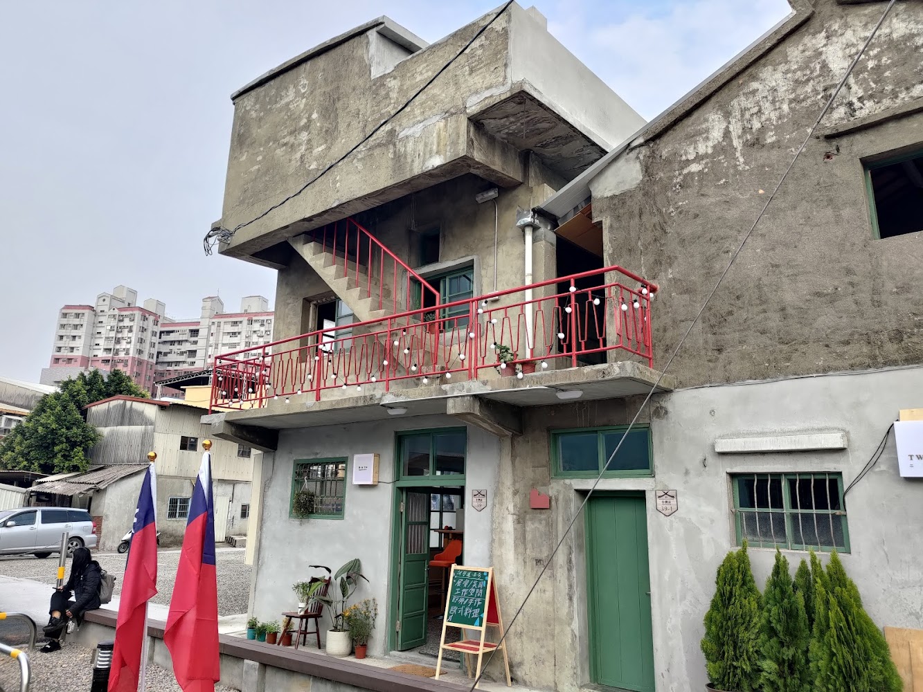 老式灰色建築與國旗的園區景觀