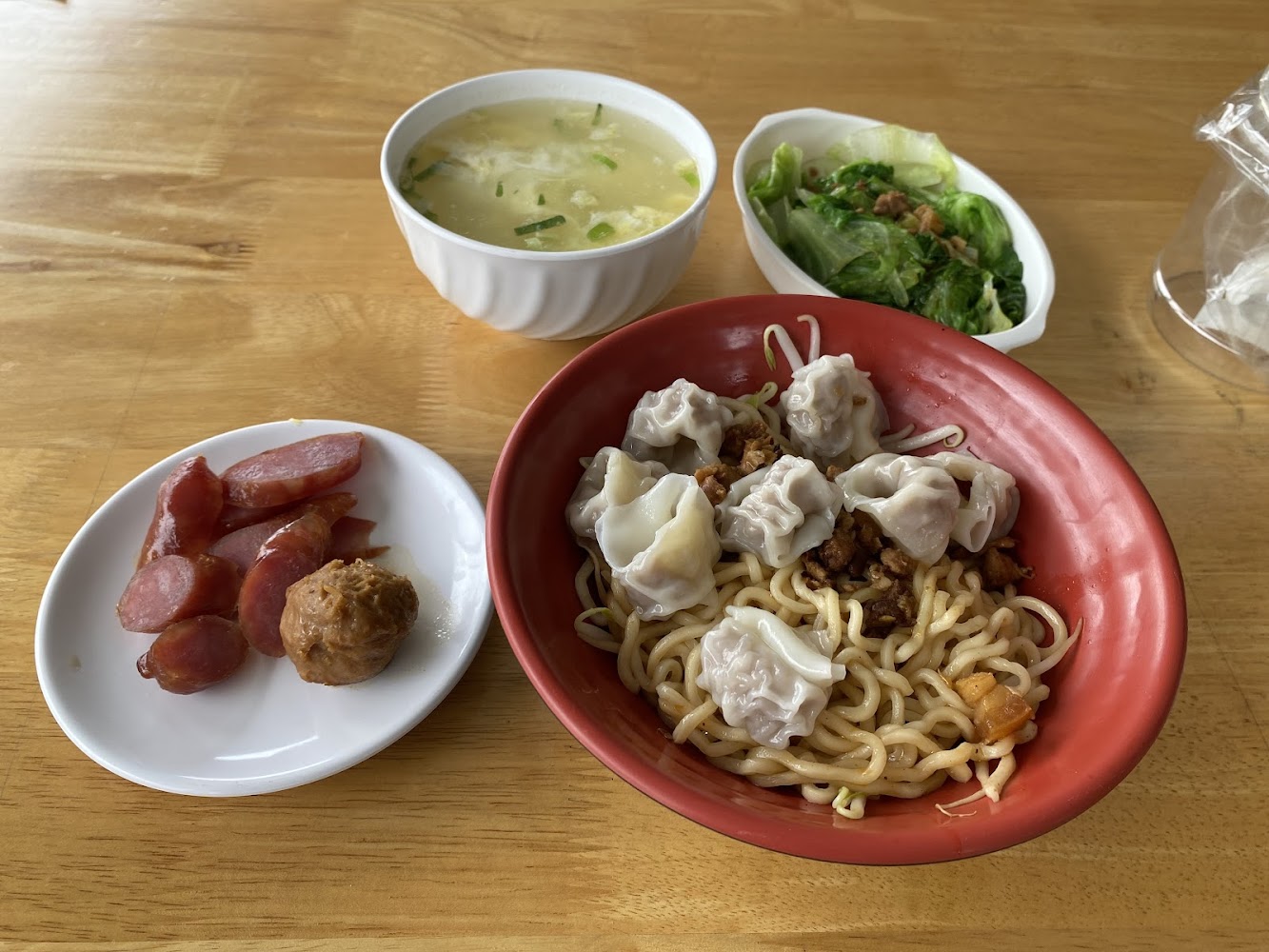 來伊ㄚ麵の屋餛飩乾麵與配菜