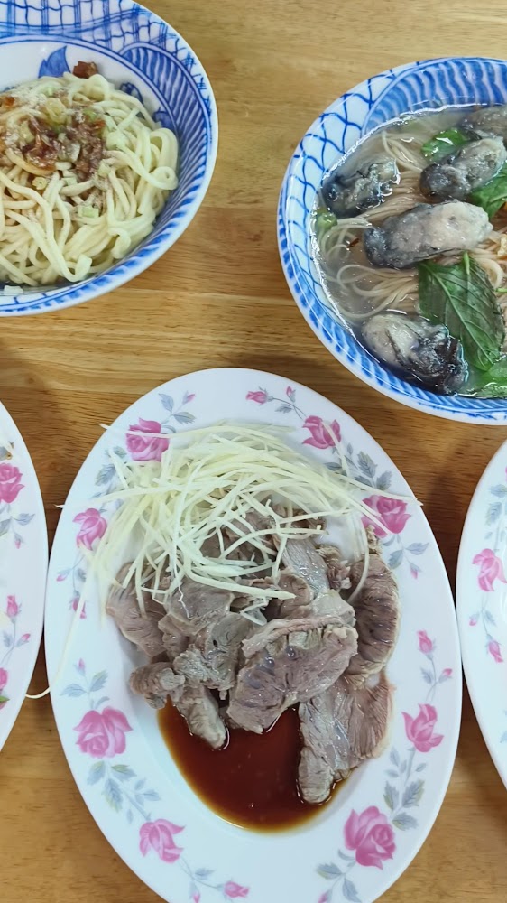 乾麵蚵仔麵線與豬頭皮佐薑絲醬油