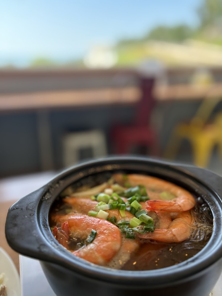 砂鍋料理有多隻鮮蝦與粉絲蔥花