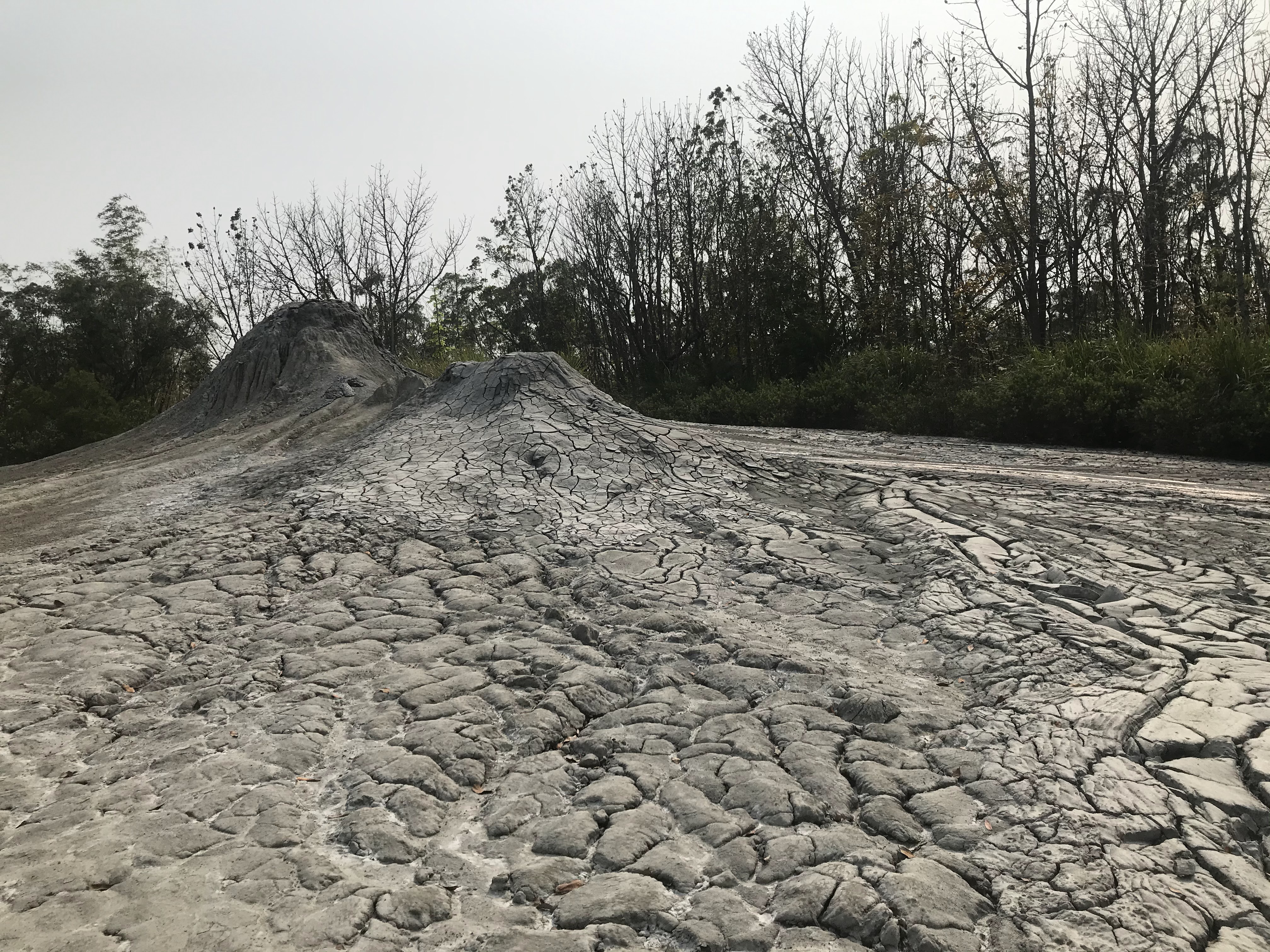 泥火山地形與乾裂泥漿流痕