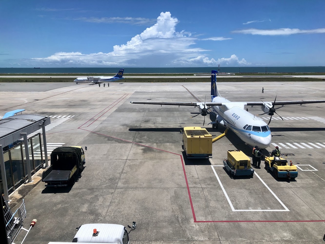 停機坪上兩架螺旋槳飛機與地勤設備