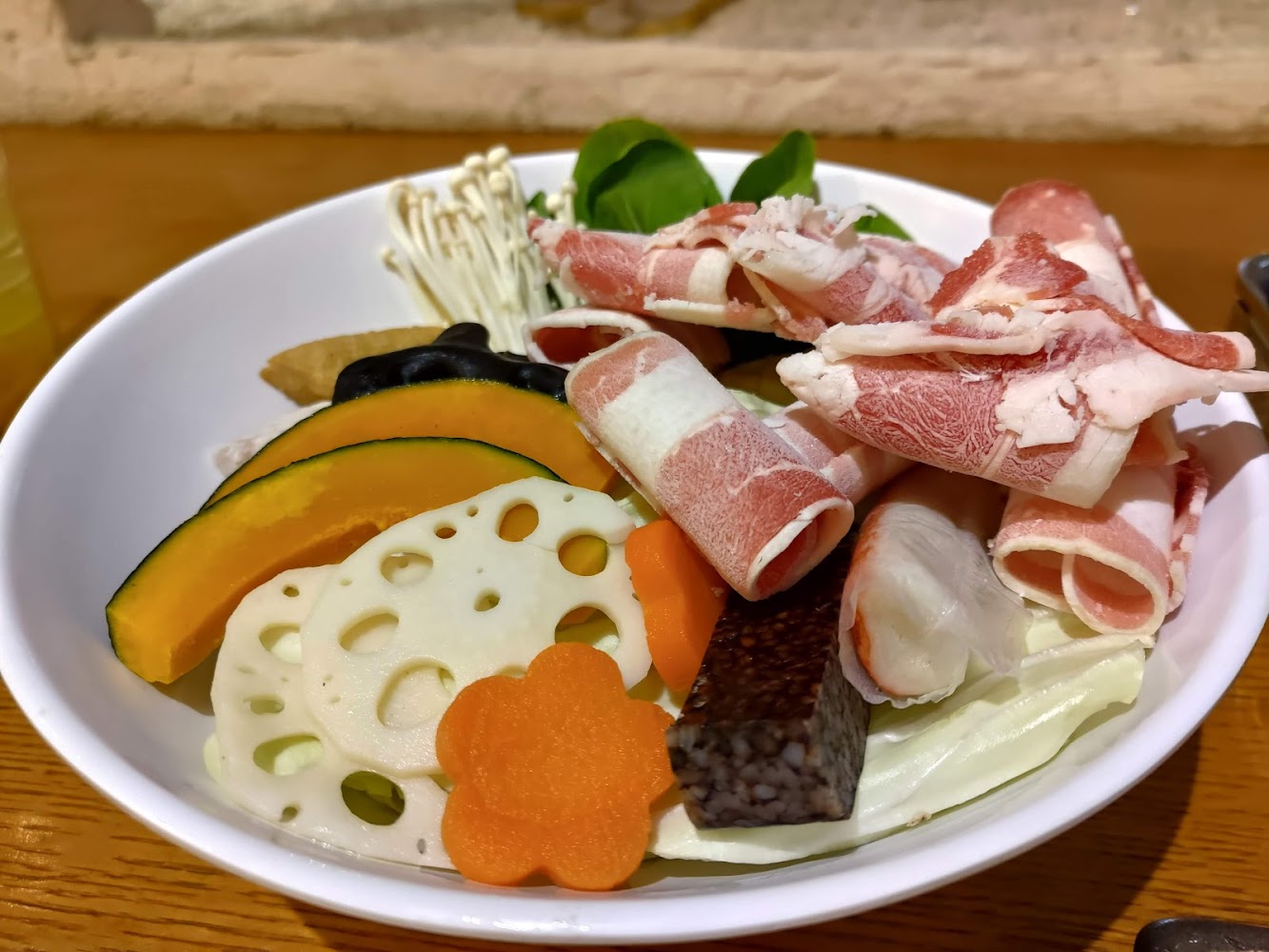 火鍋食材盤有南瓜蓮藕菇類與牛肉片