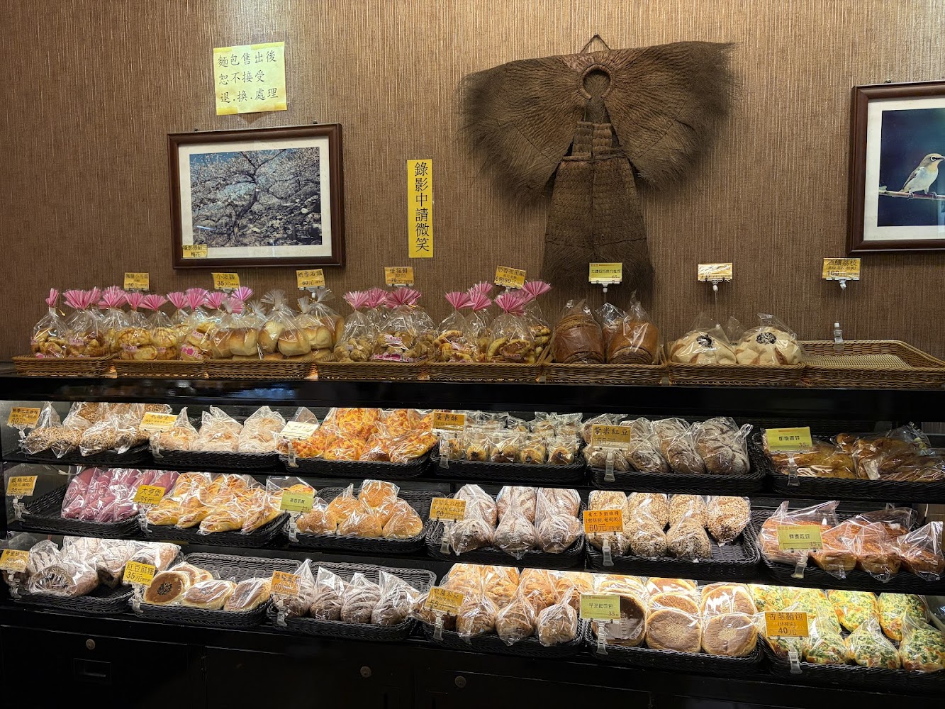 微光森林店內麵包架