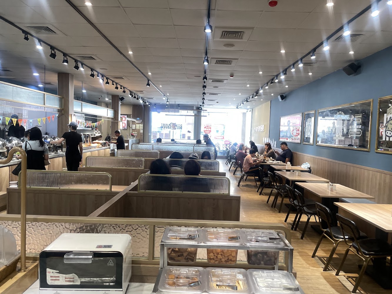 牛室炙燒牛排高雄自由店用餐空間與取餐動線