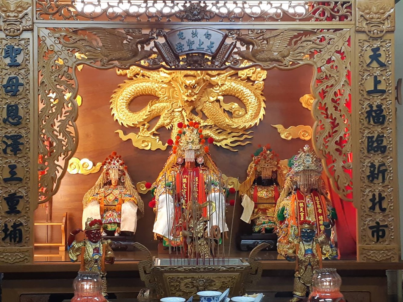 拱心宮內部媽祖神像與金色神龕
