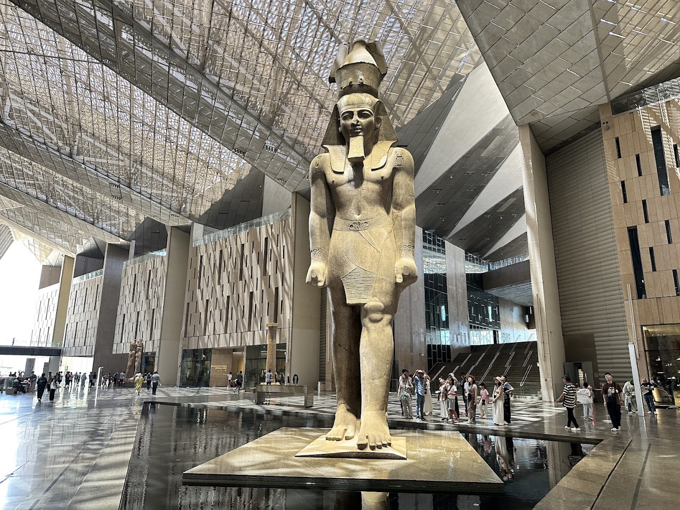 大埃及博物館大廳拉美西斯二世雕像
