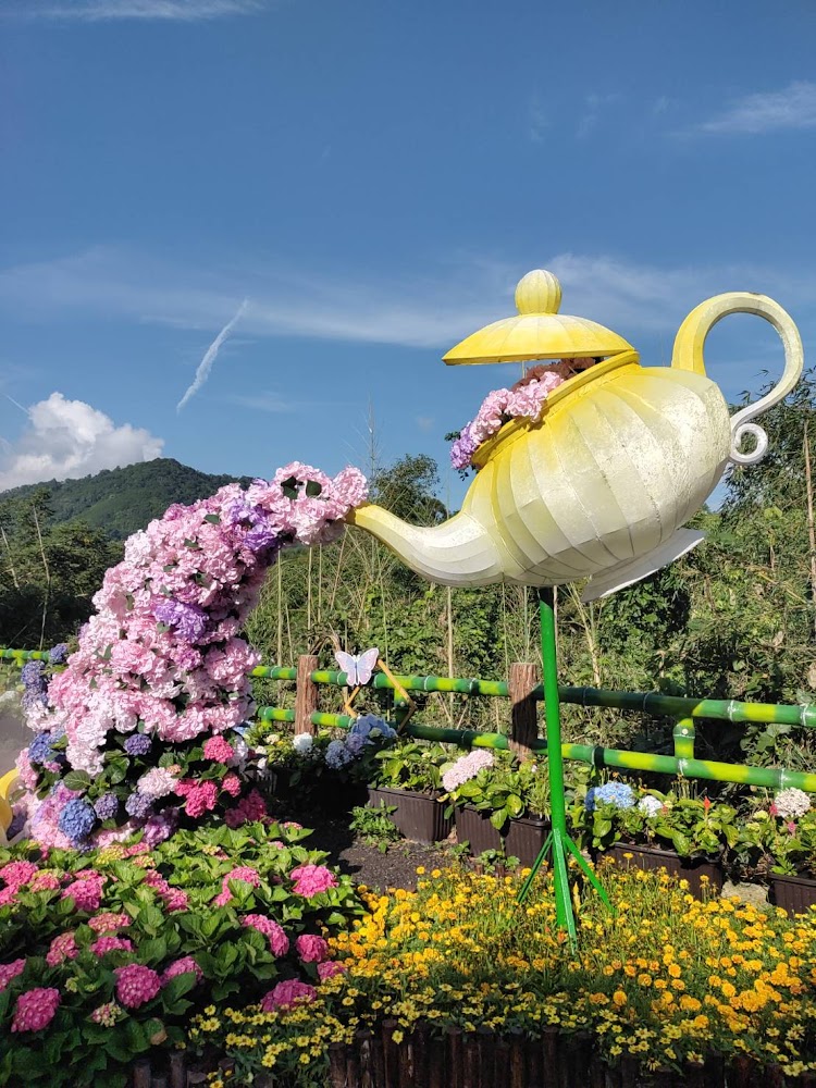 巨大茶壺造景與花朵瀑布