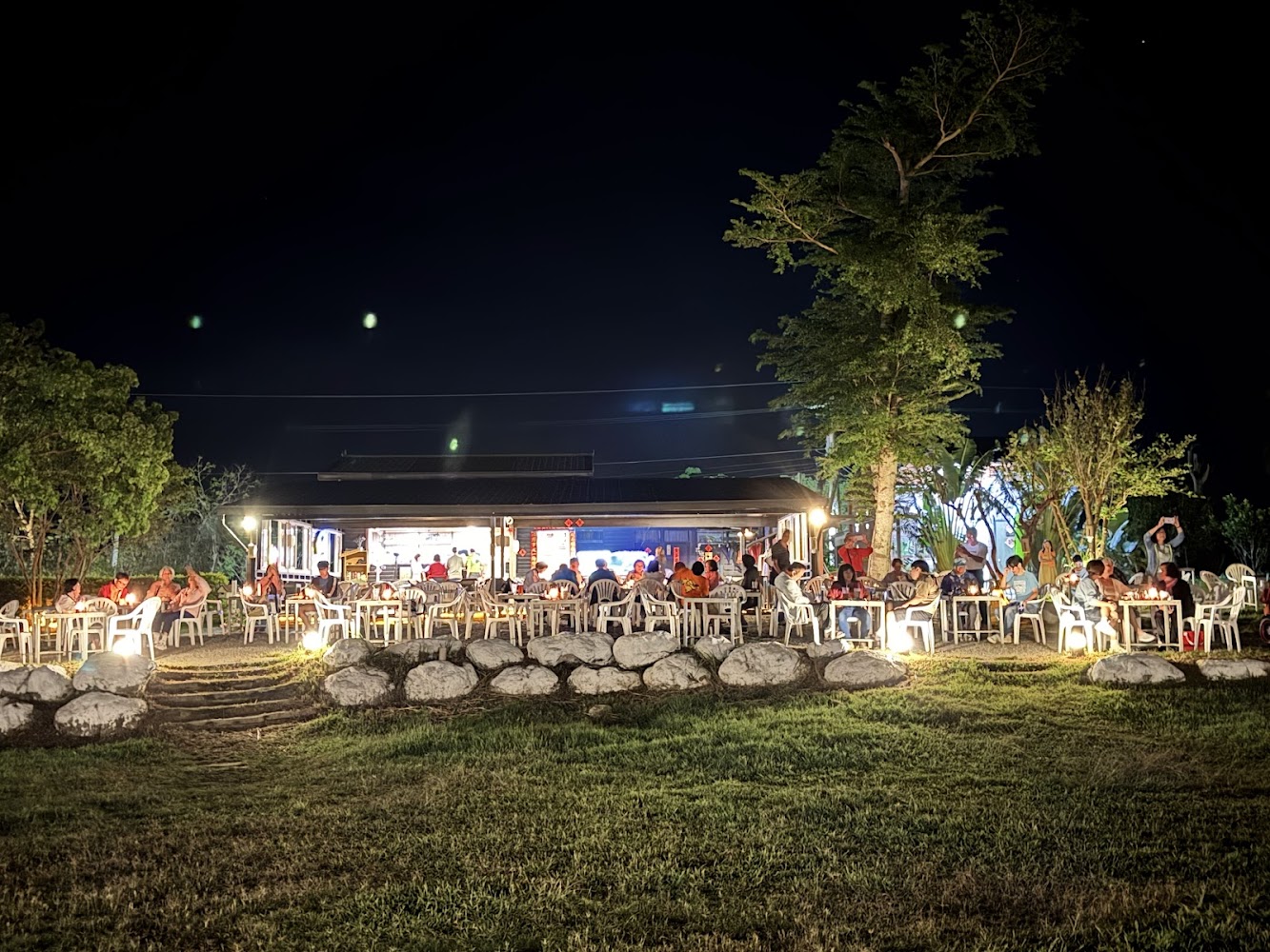 星星部落景觀咖啡夜晚戶外用餐人潮