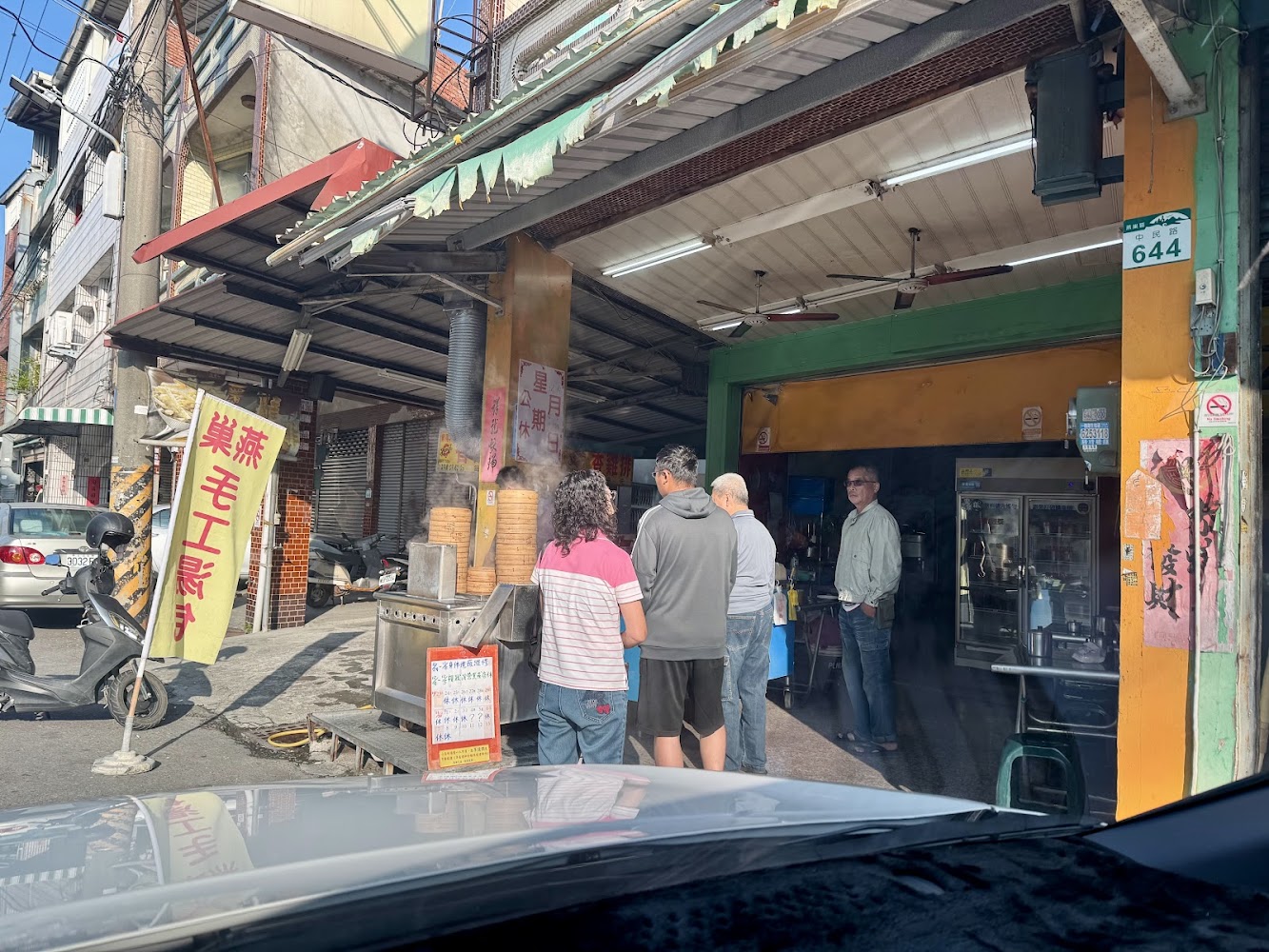 燕巢手工湯包店外排隊與蒸氣瀰漫的街景