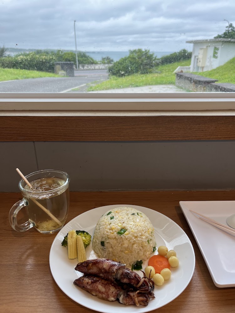 炒飯搭配烤魷魚蔬菜與熱茶