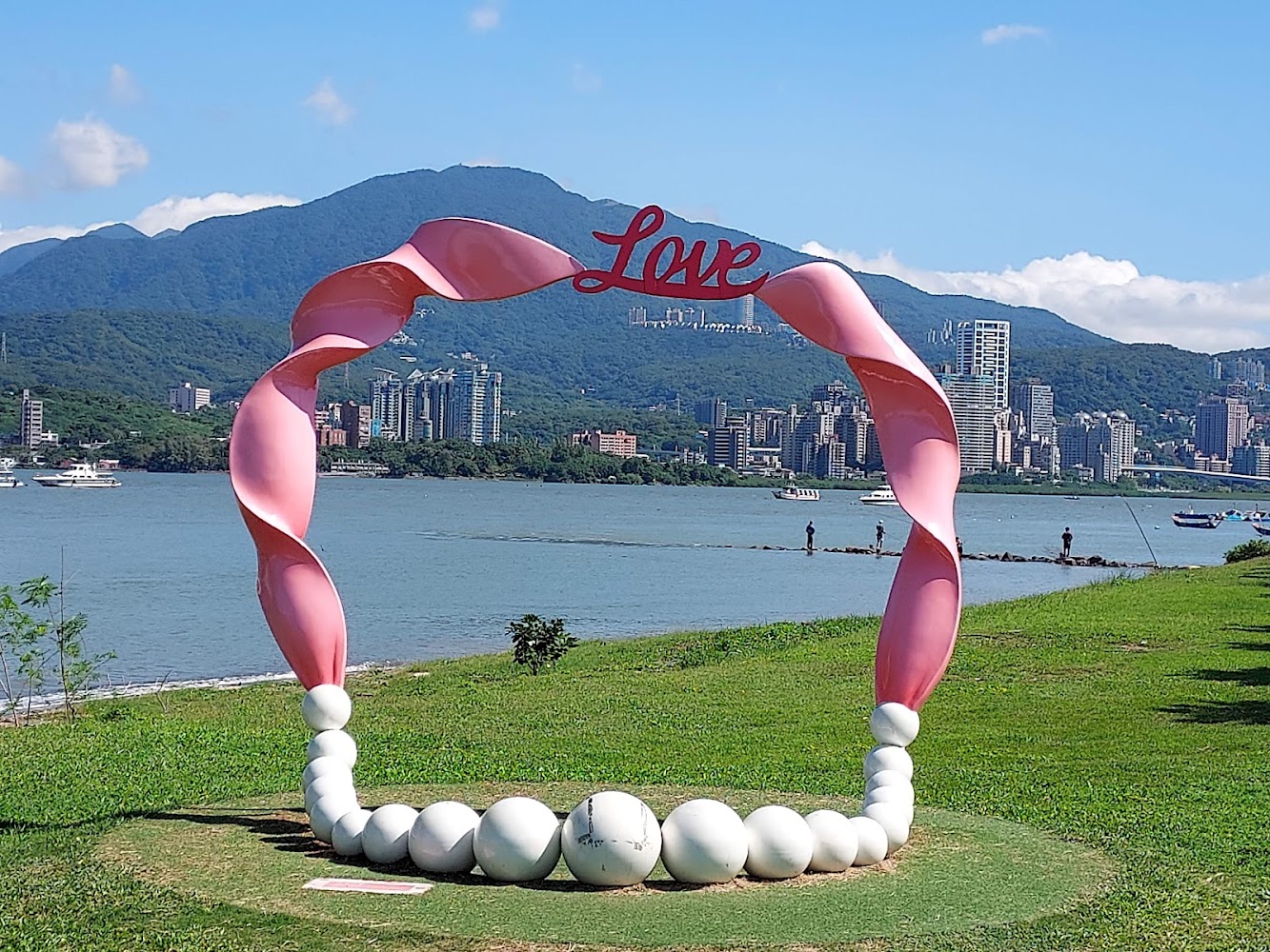 粉紅Love裝置藝術與河景