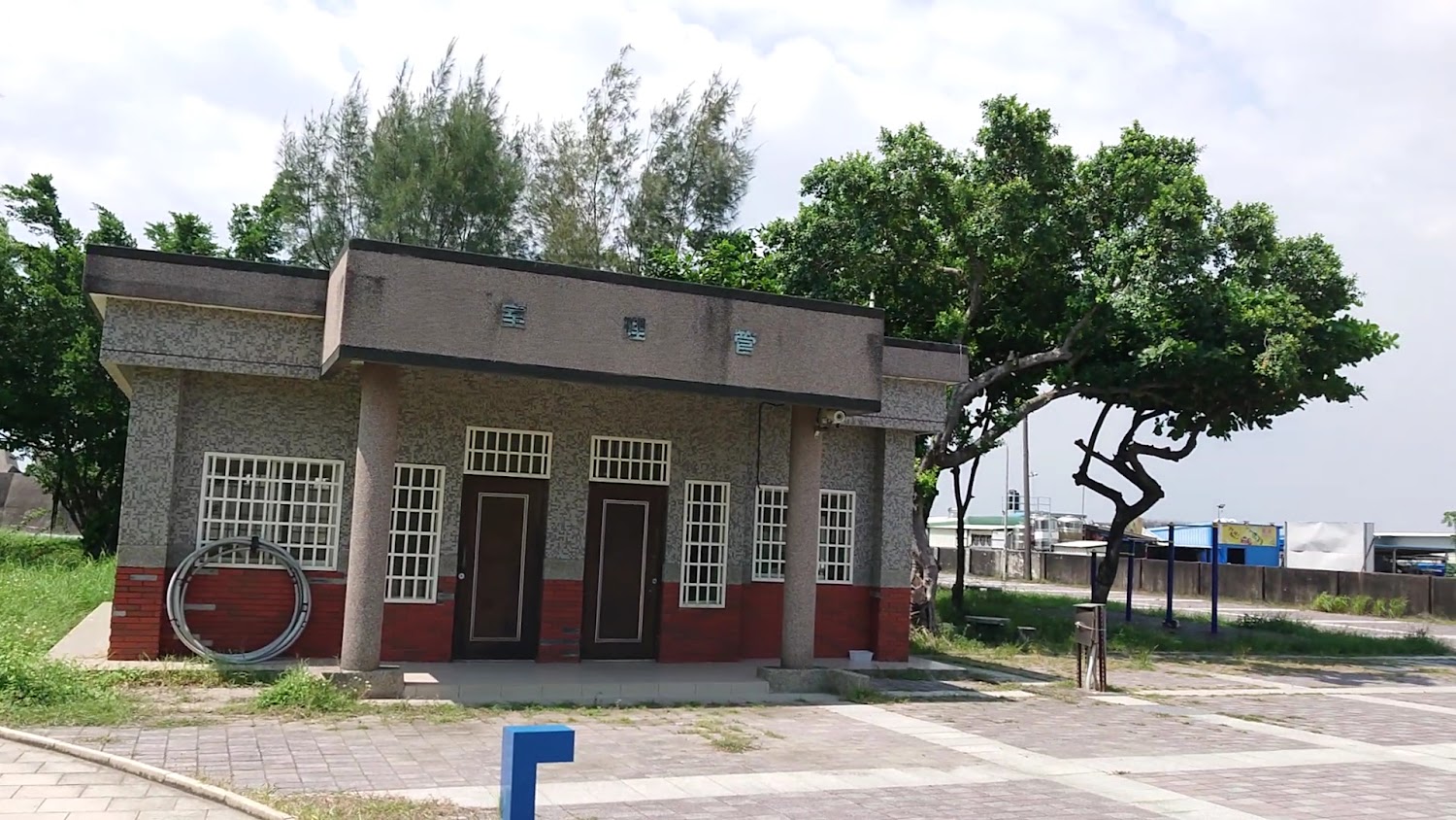 海之坵旁的管理室與公廁建築