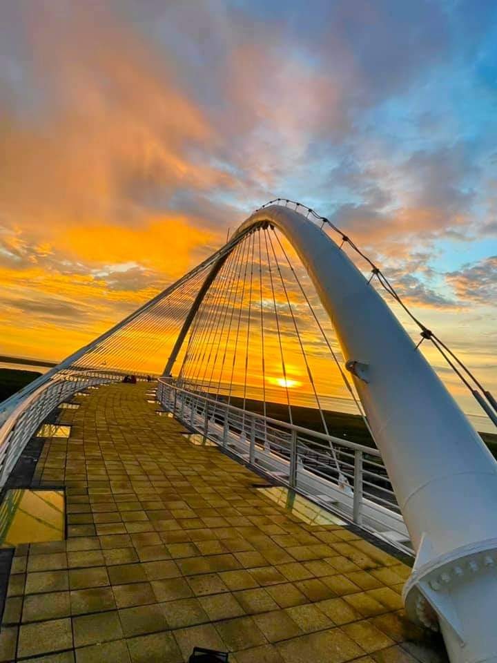 夕陽下的現代造型拱橋