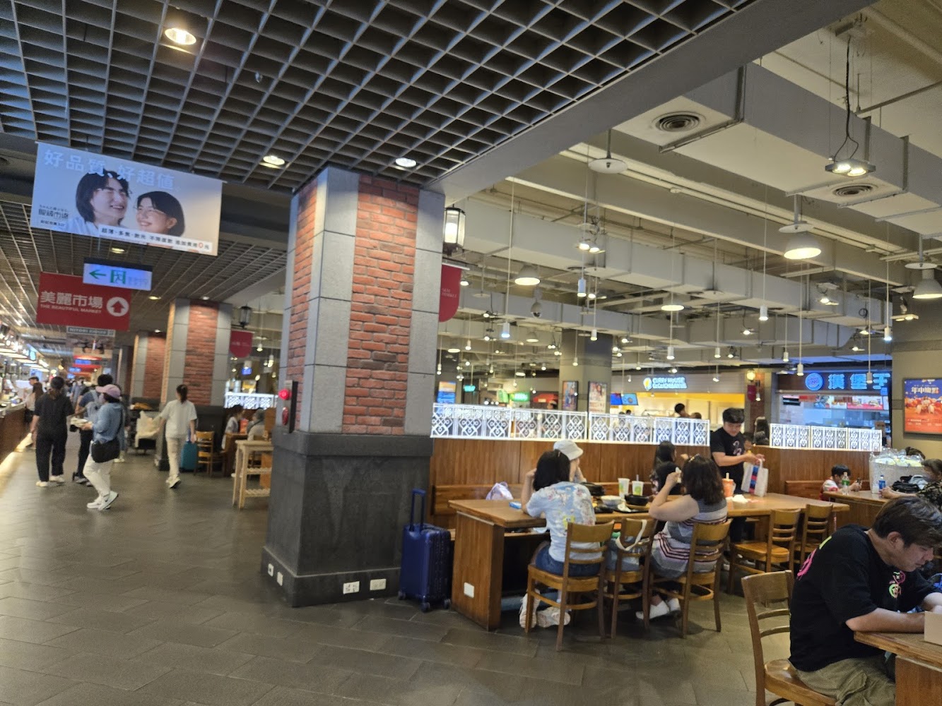 新光三越高雄左營店美食廣場人潮