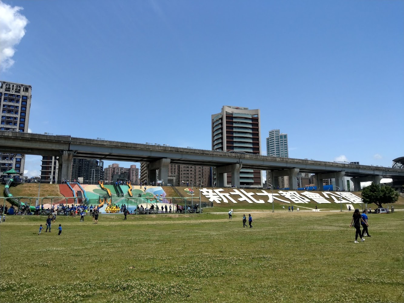 幸福水漾公園草地與新北大都會公園地標