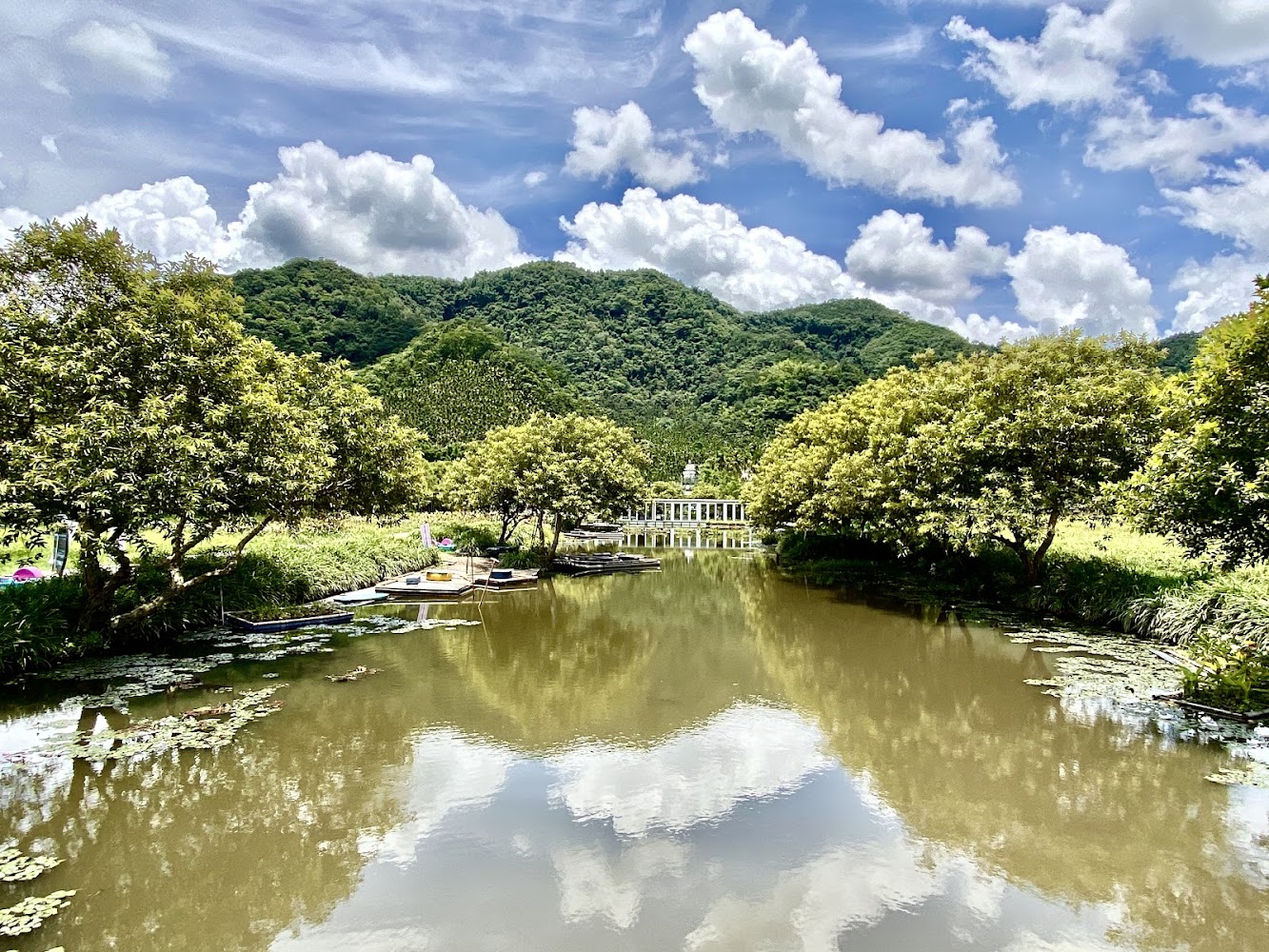 河流與小船停靠的自然景觀