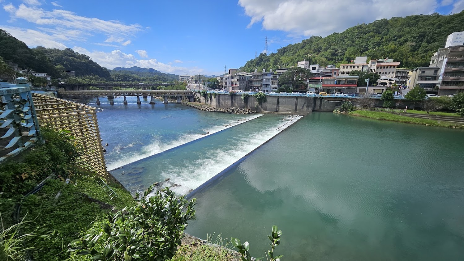 坪林河流與攔水壩風景