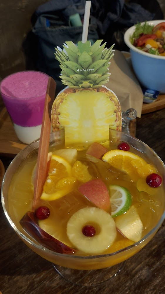水果雞尾酒與分層飲品色彩繽紛,清爽感十足