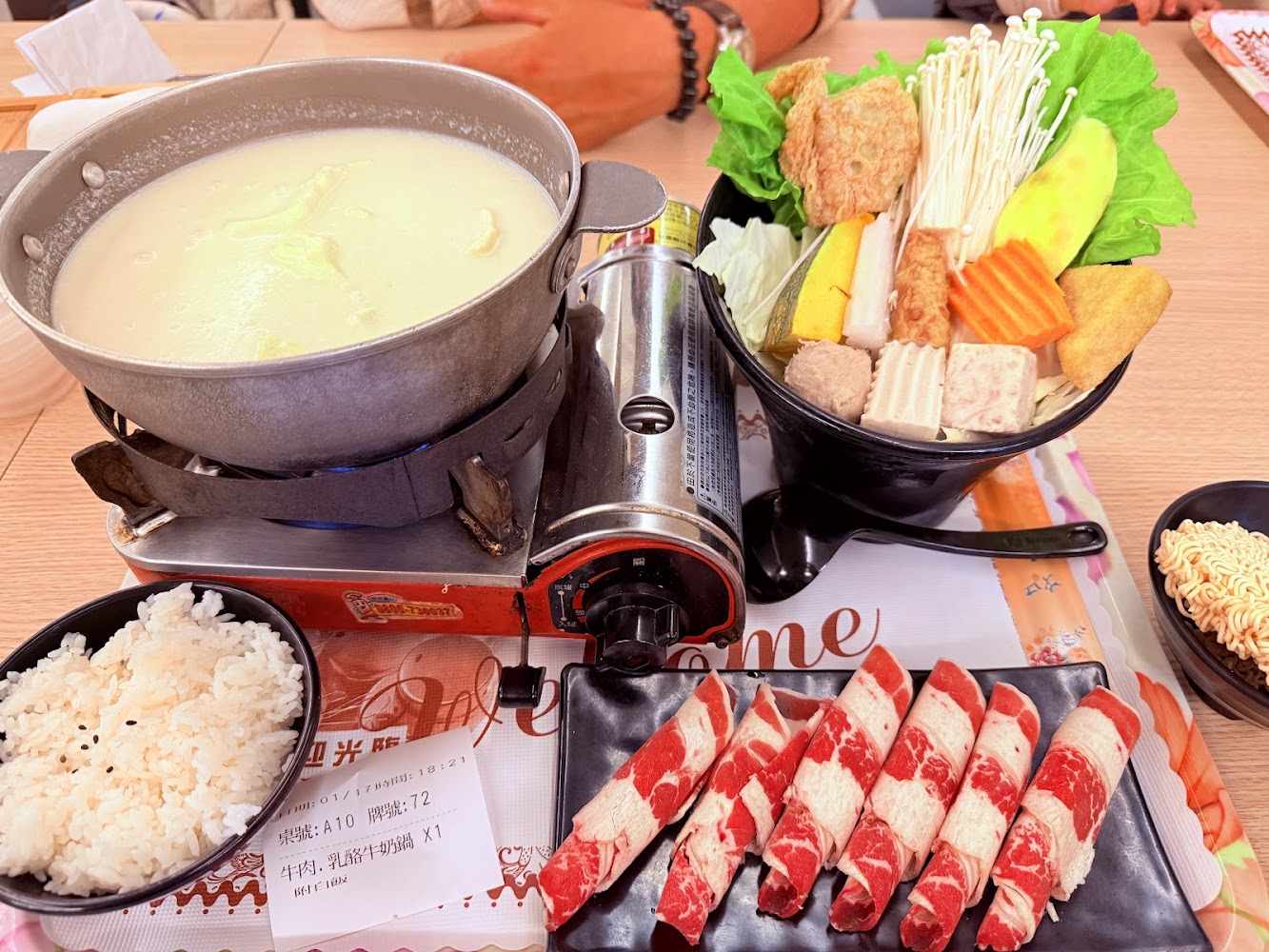 東星屋景觀餐廳火鍋套餐含肉片蔬菜白飯與泡麵