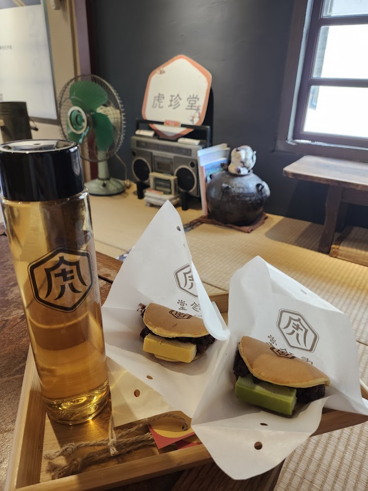 虎珍堂菓寮店茶飲與虎月燒擺盤