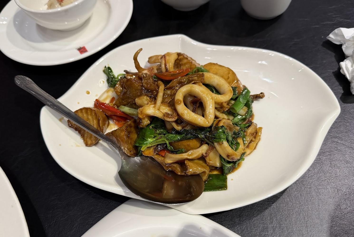 客家本色竹北店炒花枝搭配青菜與辣椒