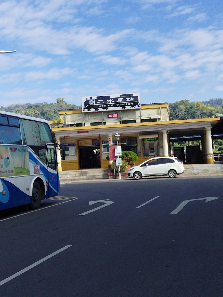 二水車站前公車與山景小鎮氛圍
