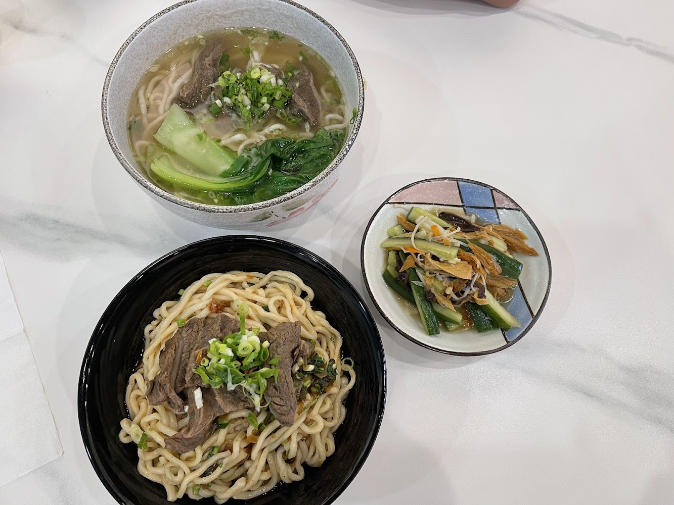牛肉湯麵牛肉乾拌麵與小菜
