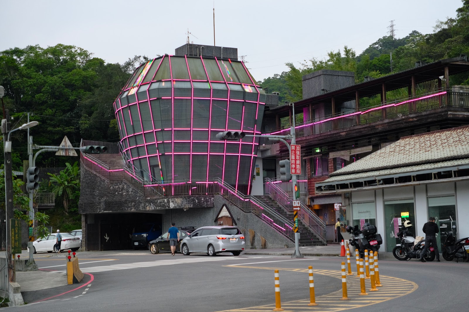 霓虹天燈造型玻璃建築夜景，粉色燈光，菁桐平溪天燈