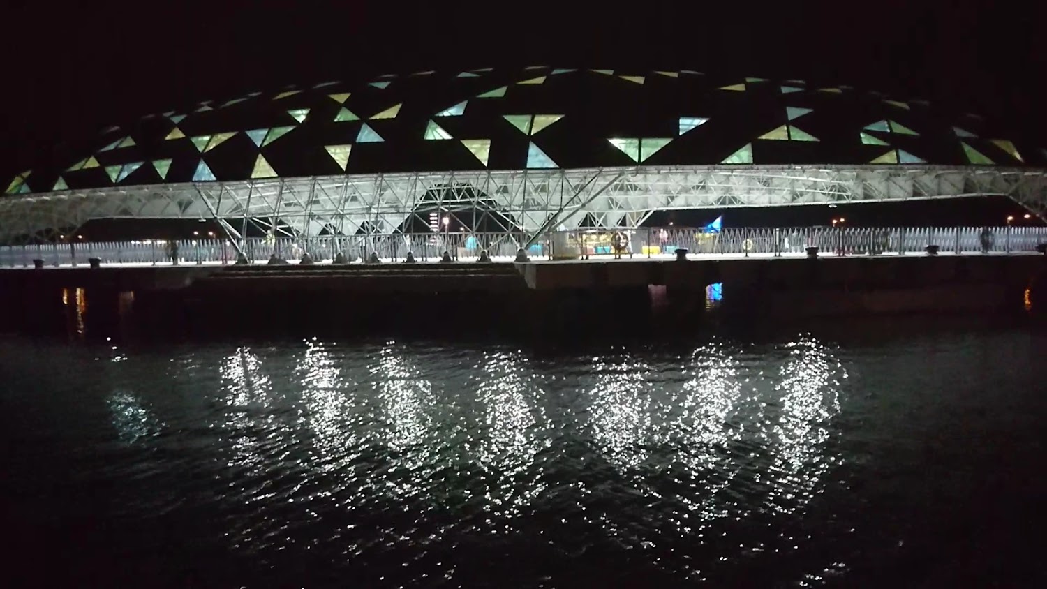 夜間圓頂建築與水面倒影