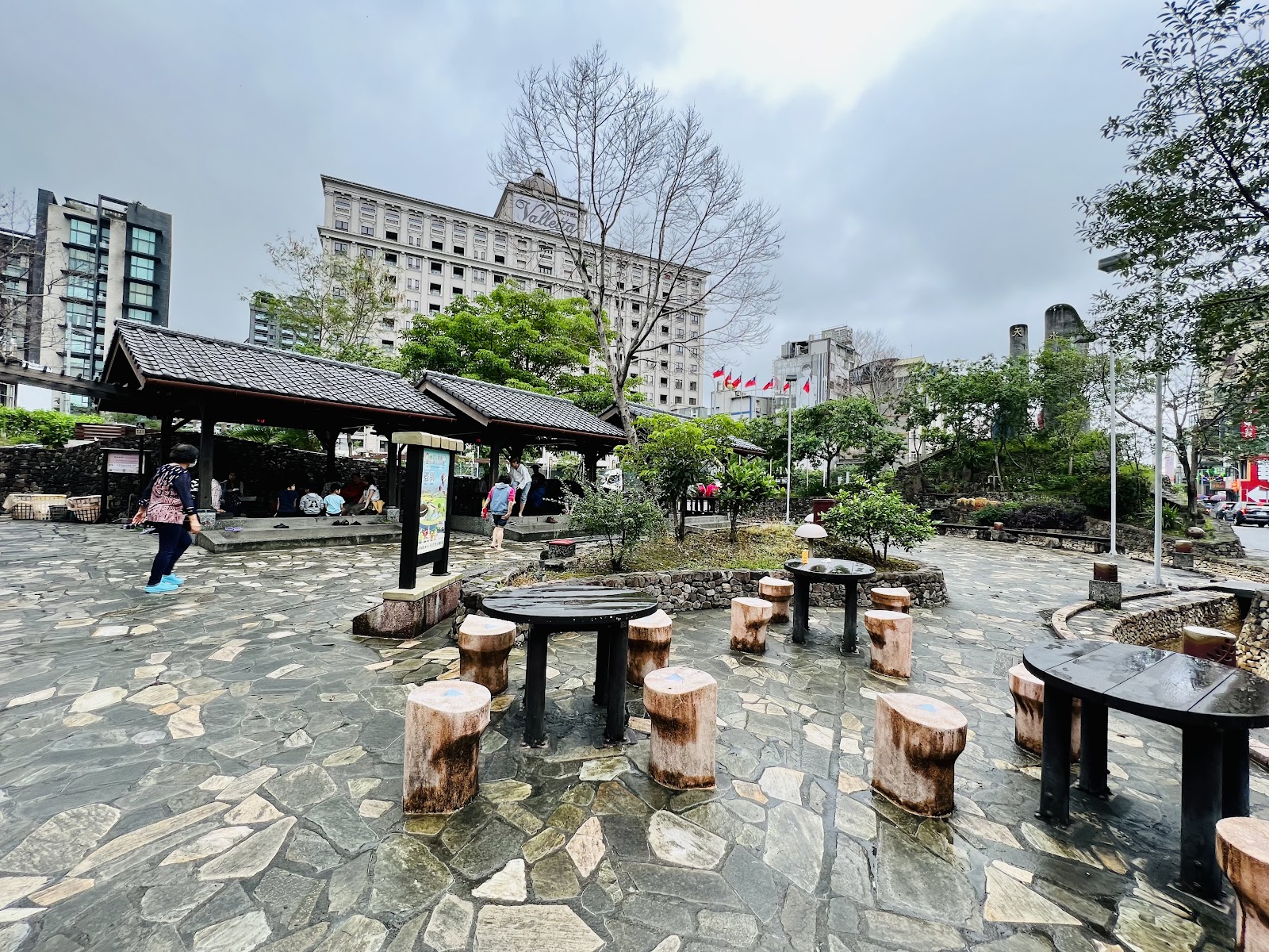 礁溪地景廣場日景石板廣場圓形原木桌椅傳統涼亭
