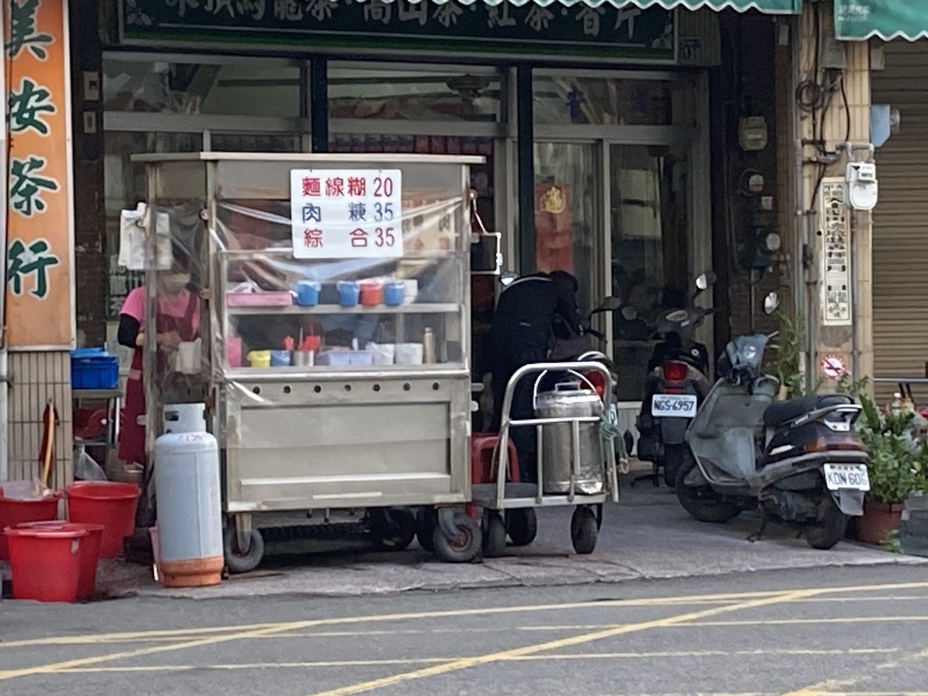 台灣街頭麵線攤販，上方有價格牌與簡單座位
