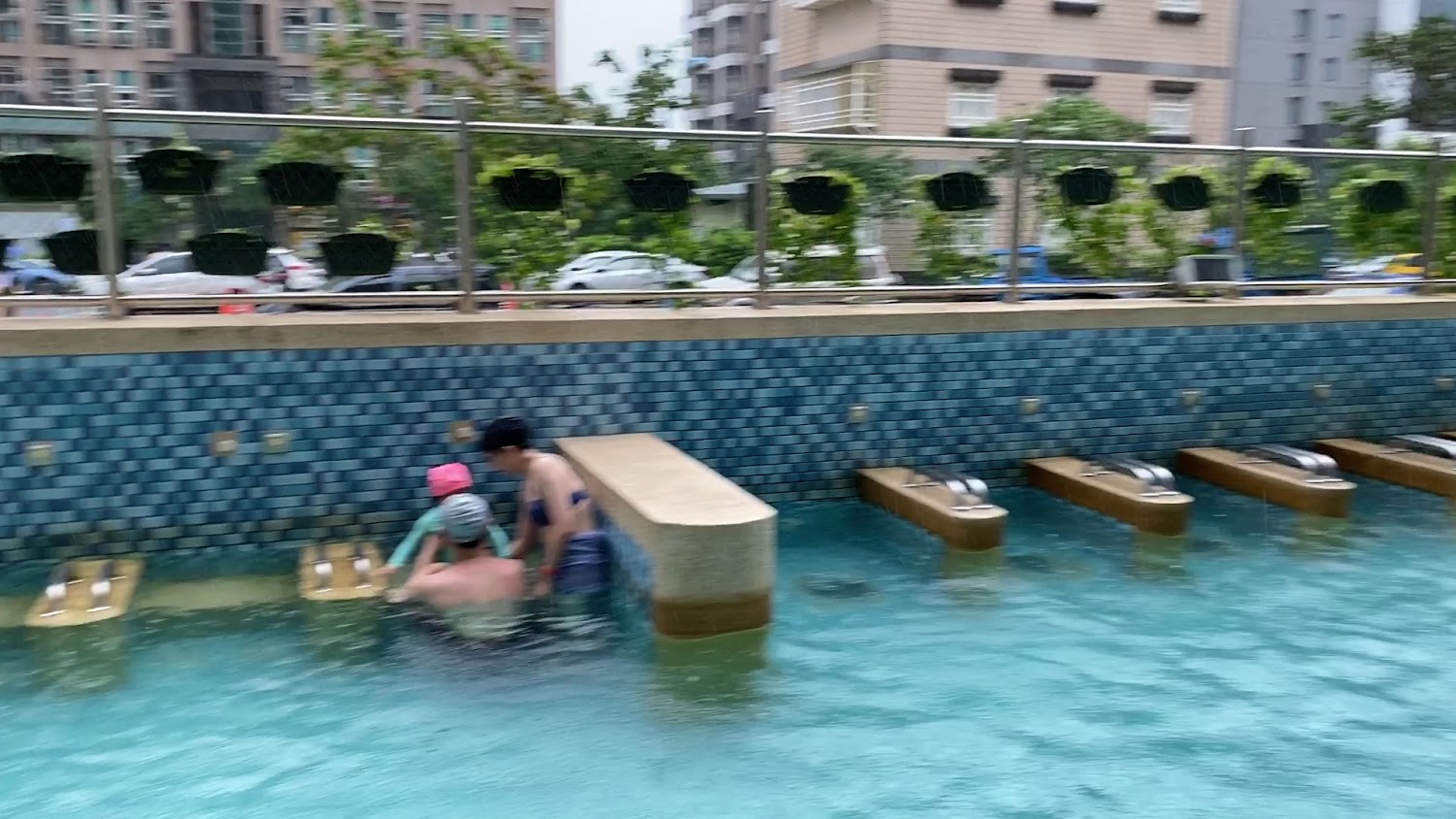 品文旅礁溪戶外泳池與水療椅，適合親子同樂