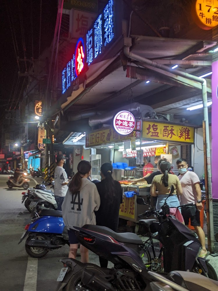 正好吃郭鹽酥雞仁武中正創始店外觀與排隊人潮